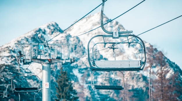 Skilift in der Hohen Tatra. Slowakische verschneite Natur im Winter im Skigebiet Strbske pleso (S