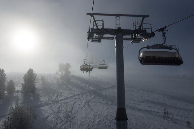 Foto skilift über schneebedecktem feld gegen den himmel