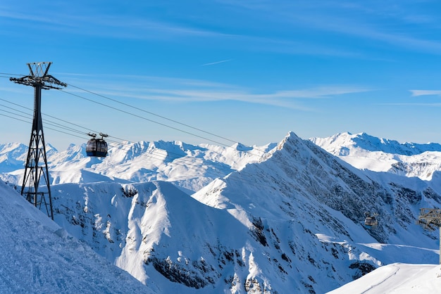 Skilifte im Skigebiet Hintertuxer Gletscher im Zillertal in Tirol in Österreich im Winter in den Alpen. Alpine Berge mit Schnee. Downhill-Spaß. Familienurlaub. Blauer Himmel und weiße Hänge.