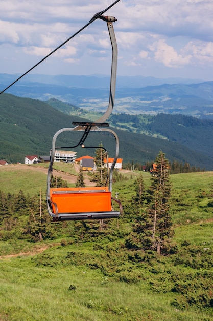 Skiliftmast in einer Sommerberglandschaft Karpaten Ukraine Europa Entdecken Sie die Schönheit der Erde Tourismuskonzept