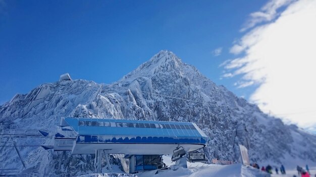 Foto skiliftstation gegen berge