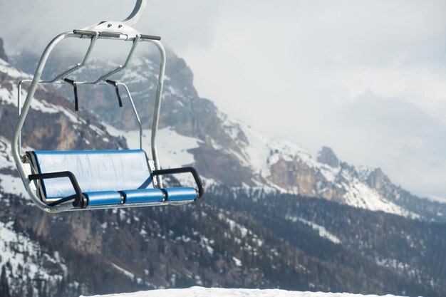Foto skiliftstühle im skigebiet in winterbergen