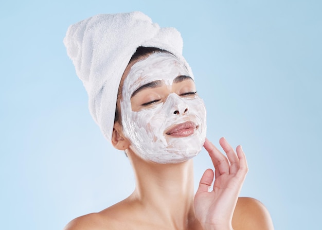 Skincare mulher beleza máscara facial e cosméticos após banho fresco banho rotina de preparação e cuidados com o corpo em fundo azul Rosto feminino limpo poros de spa e pele de tratamento de mimo saudável