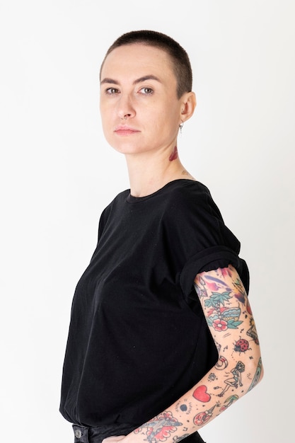 Skinhead-Model mit Tattoos im schwarzen T-Shirt