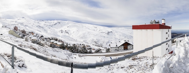 Skiort von Sierra Nevada im Winter, voll vom Schnee.