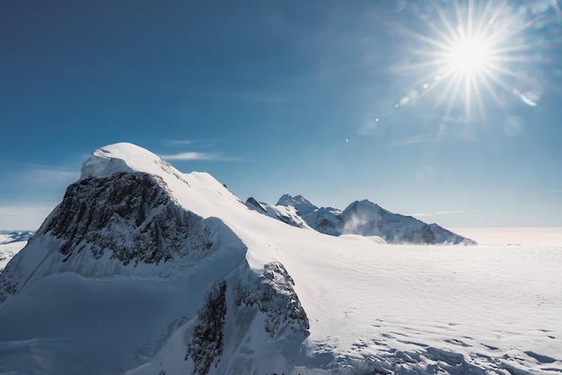 Skipiste und schneebedeckte Winterberge Matterhorn ist ein Berg in den Walliser Alpen