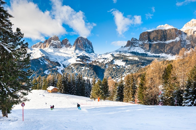 Skipisten am Skigebiet im Winter Dolomiten. Val di Fassa, Italien. Winterurlaub, Reiseziel