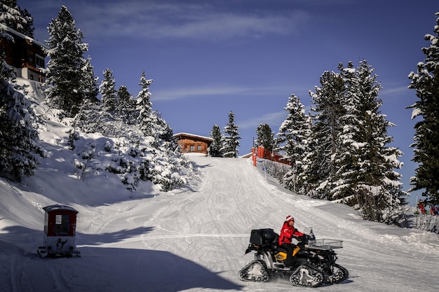 Skipisten in den Bergen an einem sonnigen Wintertag.