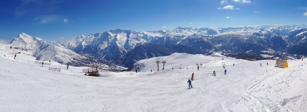 Skipisten in den Bergen