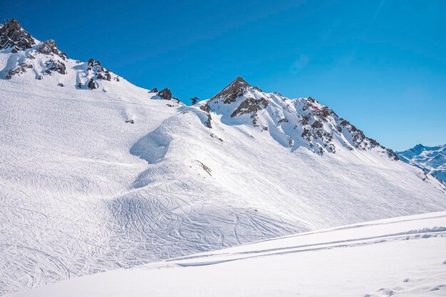 Skispuren auf schneebedeckter Bergkette in den Alpen