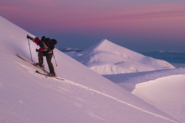 Skitouren in den Morgenbergen Winter Freeride Extremsport Skifahren in den schneebedeckten Karpaten