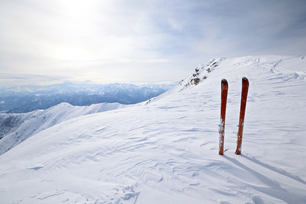 Skitourenausrüstung im Schnee, Winter auf den Alpen