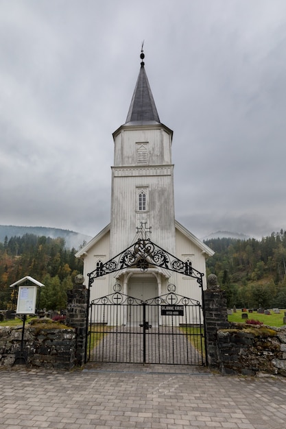 Skjonne kirke church igreja de madeira branca em nore noruega