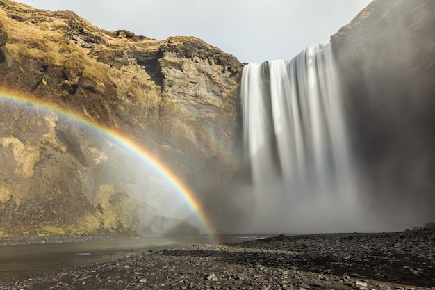 Skogafoss cascada y arco iris en Islandia