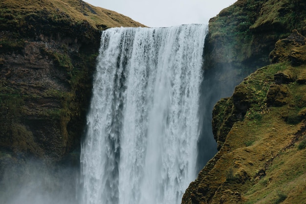 Skogafoss-Wasserfall in Island an einem launischen Tag Reisen Sie im Van-Konzept-Road-Trip-Stil. Besuchen Sie Island und das Konzept der Nordländer. Kopieren Sie das Raumbild