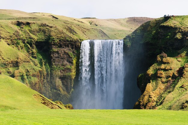 Skogafoss-Wasserfall in Island im Sommer