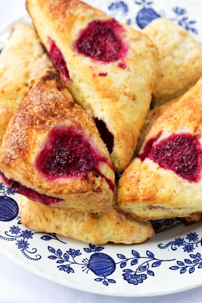 Skones con frambuesas para una tradicional merienda británica.