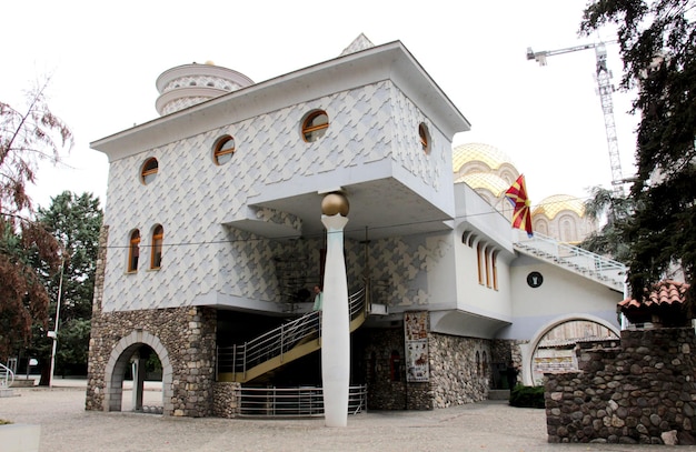 Foto skopje macedonia 18 de octubre de 2016 casa conmemorativa de la santa madre teresa en skopje museo de la madre teresa trabajador humanitario y ganador del premio nobel en skopye macedonia