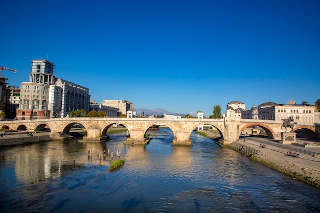 Skopje Macedonia 29 de octubre de 2023 Puente de piedra Skopje Puente de Skopje a través del río Vardar en Skopje la capital de la República de Macedonia del Norte