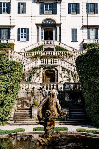 Skulptur am Brunnen vor den Stufen zur Villa Carlotta Lake Como Italien