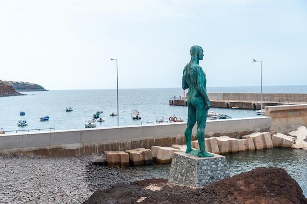 Foto skulptur am praia do cais im dorf paul do mar im östlichen madeira portugal