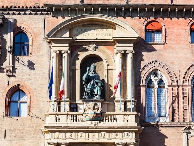 Skulptur an der Fassade des Palazzo Comunale in Bologna