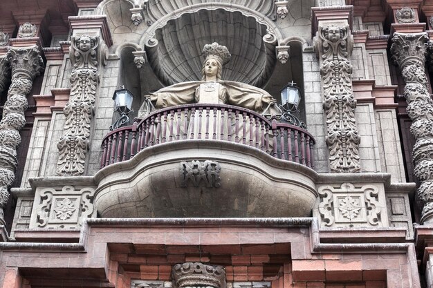 Skulptur auf dem Balkon