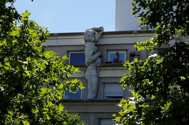 Foto skulptur auf einem gebäude gegen den himmel