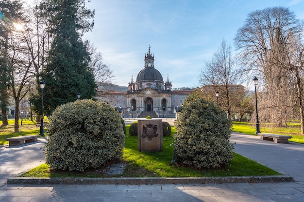 Foto skulptur der deputation am eingang zum heiligtum von loyola barockkirche des azpeitia gipuzkoa-schreins