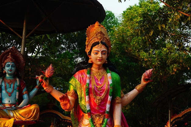 Foto skulptur der göttin laxmi und vishnu