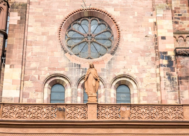 Foto skulptur der mutter maria im freiburger münster