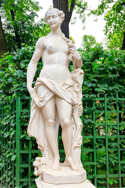 Skulptur der römischen Göttin Pomona im alten Stadtpark Sommergarten in St. Petersburg Russland