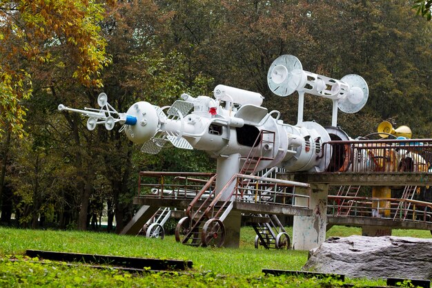 Skulptur des Raumfahrzeugs aus Altmetall