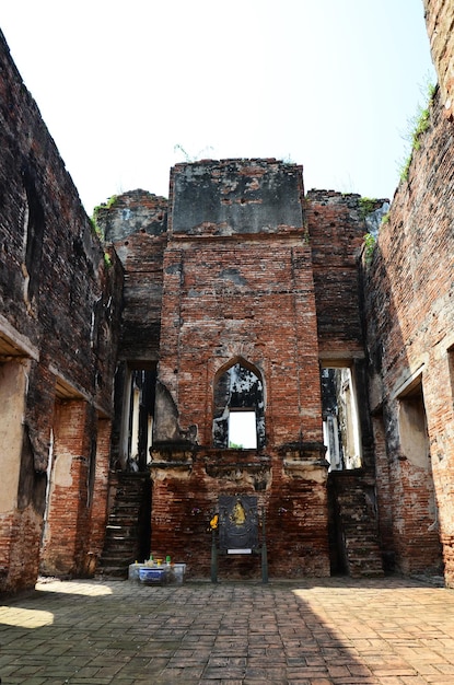 Skulptur, die den alten König Somdet Phra Narai Maharat Statue an der Ziegelmauer des Königs Na rai Ratchaniwet Palace für thailändische Reisende schnitzt, besuchen und respektieren das Beten in der Stadt Lopburi in Lopburi Thailand