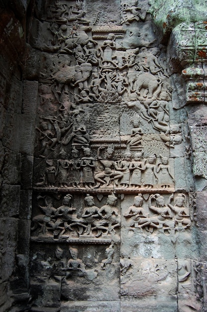 Skulptur, die Geschichte des Khmer-Reiches an der Wand in Prasat Ta Prohm oder Vorfahren-Brahma-Tempel von Angkor Thom Wat für kambodschanische Menschen schnitzt, die ausländische Reisende besuchen, besuchen Sie die Stadt Siemreap in Siem Reap, Kambodscha