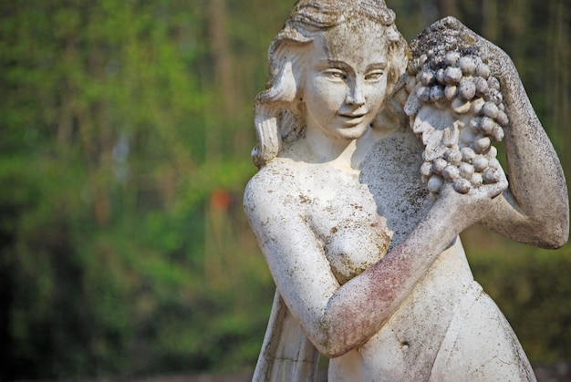 Skulptur einer Frau, die Trauben trägt