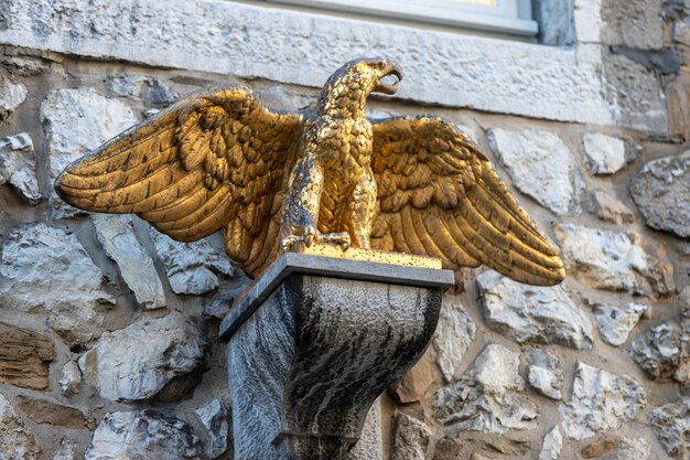 Skulptur eines goldenen Adlers auf einem Gebäude in Stolberg Eifel, Deutschland