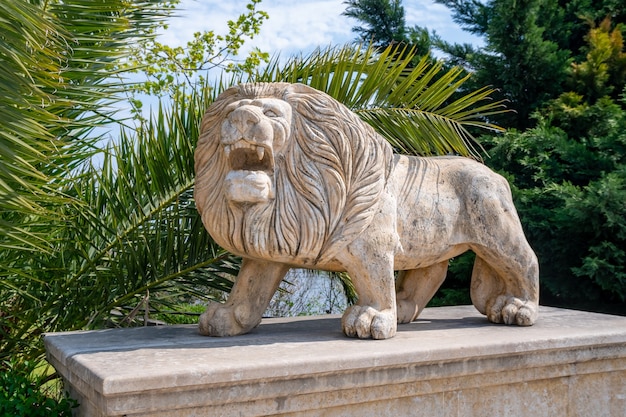 Skulptur eines löwen in der kleinen stadt poti, georgia