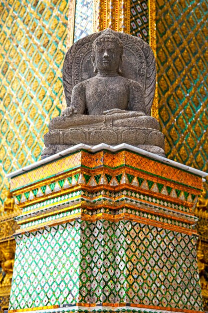 Skulptur eines sitzenden Buddhas