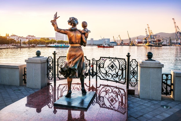 Foto skulptur frau mit kind schwarzmeerhafen krasnodar-territorium noworossijsk