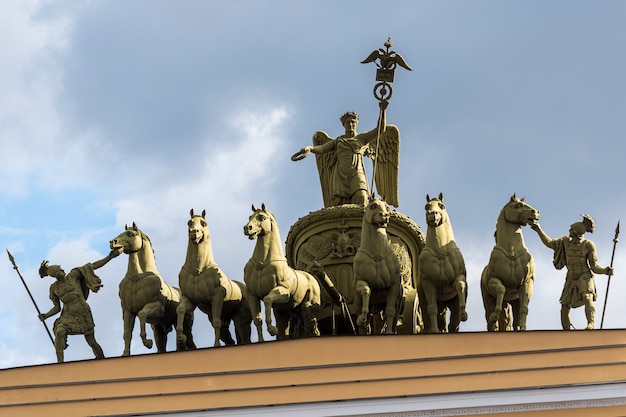 Skulptur römischer Soldaten und Streitwagen der römischen Göttin Victory an der Spitze des Generalstabsgebäudes in Sankt Petersburg, Russland