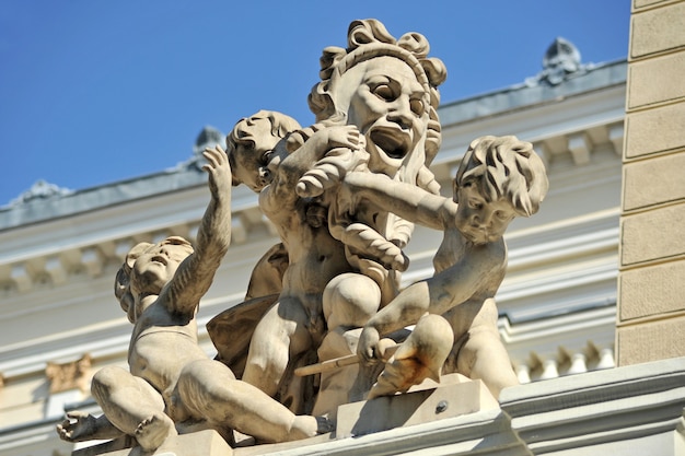 Skulptur von drei Amorbabys im Außenbereich der Villa