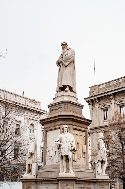 Skulptur von Leonardo da Vinci vor dem Nationalmuseum für Wissenschaft und Technologie in Mailand