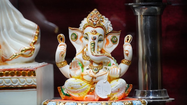 Skulptur von Lord Ganesha im Glasgefäß