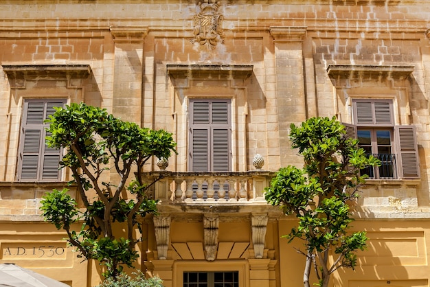 Skulpturen an den Fassaden von Gebäuden und der Architektur der Stadt Mdina auf Malta. Sehenswürdigkeiten der Insel Malta