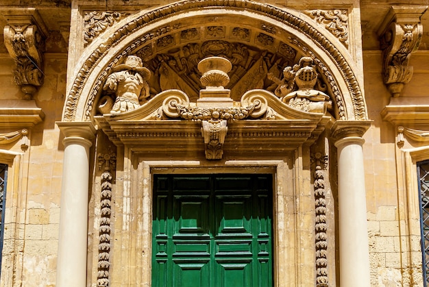 Skulpturen an den Fassaden von Gebäuden und der Architektur der Stadt Mdina auf Malta