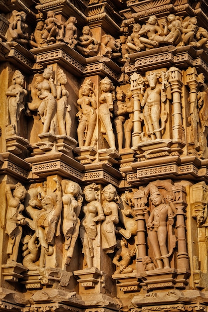 Skulpturen auf Khajuraho-Tempeln