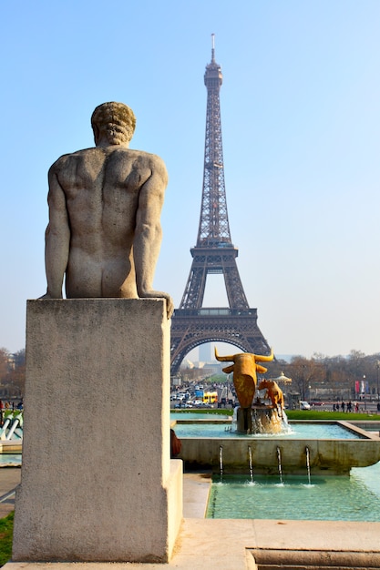 Skulpturen auf Trocadero und Eiffelturm in Paris, Frankreich