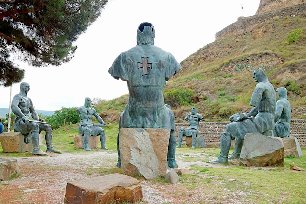 Skulpturen des Denkmals der georgischen Kriegerhelden am Fuße der Festung Gori Georgia