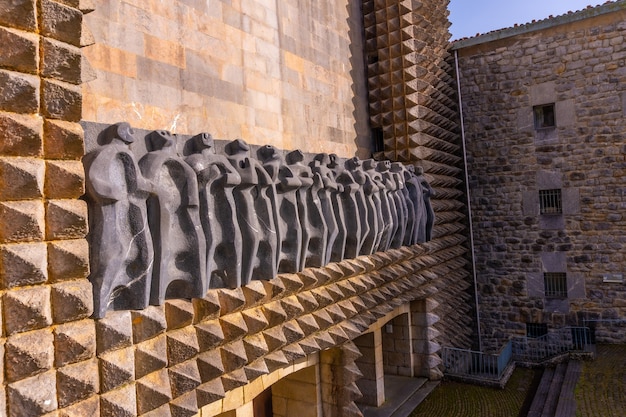 Skulpturen des kostbaren Aranzazu-Heiligtums in der Stadt Oati, Gipuzkoa. Emblematische Stätten des Baskenlandes, vertikales Foto